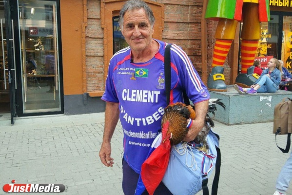 Главному болельщику французской сборной в Екатеринбурге подарили петуха - Фото 1