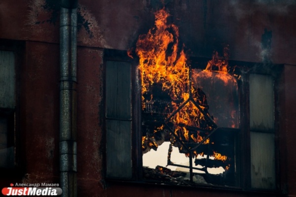 В Первоуральском городском округе сгорел четырехквартирный жилой дом - Фото 1