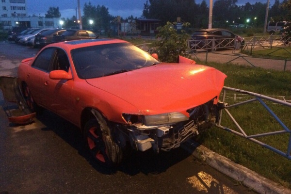В Кольцово пьяный автоугонщик разбил 7 автомобилей и потерял свой сотовый на месте преступления. ФОТО  - Фото 1