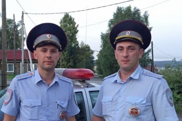 Свердловские полицейские доставили в больницу мужчину, у которого выпал плечевой сустав и потемнела рука - Фото 1