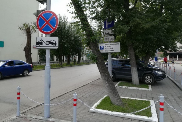 В центре Екатеринбурга ГИБДД эвакуирует автомобили с платных парковок - Фото 1