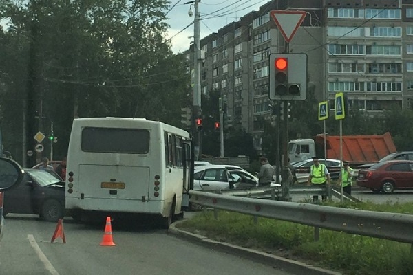 ДТП с автобусом парализовало оба выезда из Академического - Фото 1