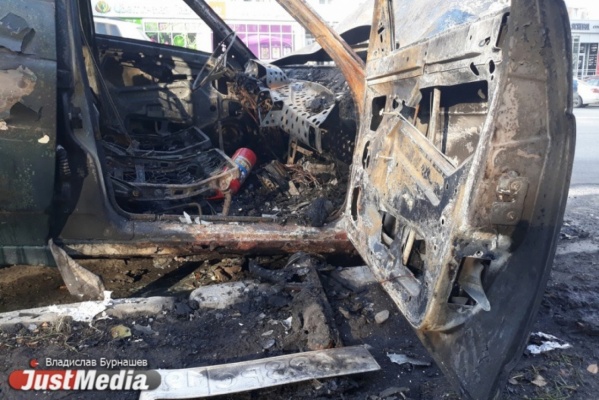 В Екатеринбурге минувшей ночью сгорели две легковушки - Фото 1