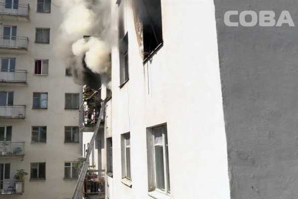 Двадцать пожарных машин тушили сильное возгорание в девятиэтажном общежитии на Восточной. ФОТО - Фото 1