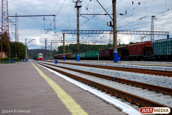 В Свердловской области поезд сбил мужчину, который шел вдоль путей - Фото 1