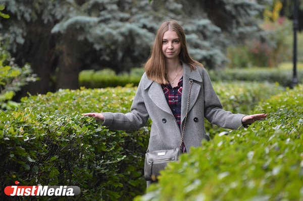 Журналист Алена Скользина: «Не очень люблю осень. Природа увядает, и с каждым днем становится все холоднее». В Екатеринбурге +19 - Фото 1