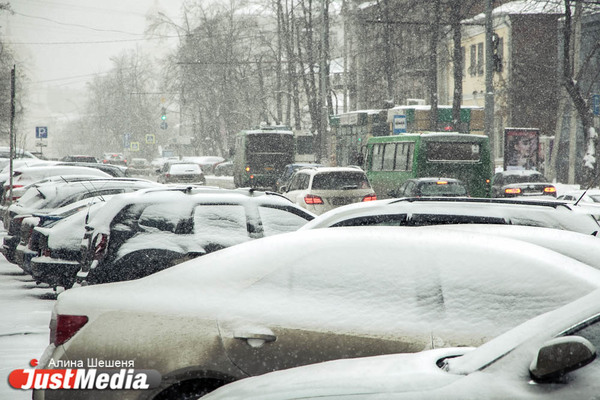 Мэрия Екатеринбурга вывела всю технику на уборку улиц из-за сильного снегопада - Фото 1