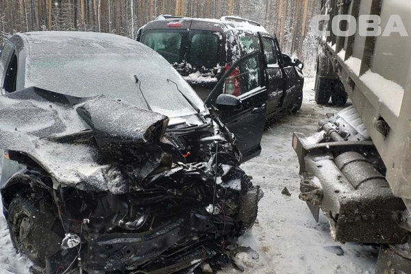 На ЕКАДе в жутком ДТП с участием четырех машин погибла женщина - Фото 1