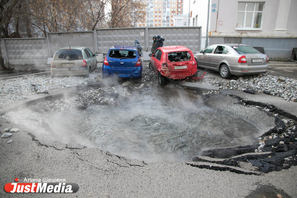 В Екатеринбурге во время опрессовок из-за повреждения сети пострадали три машины - Фото 1