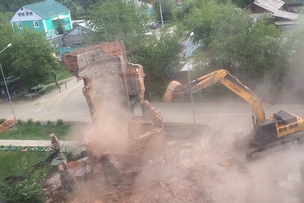 В Екатеринбурге завершился снос водонапорной башни на улице Червонная - Фото 1