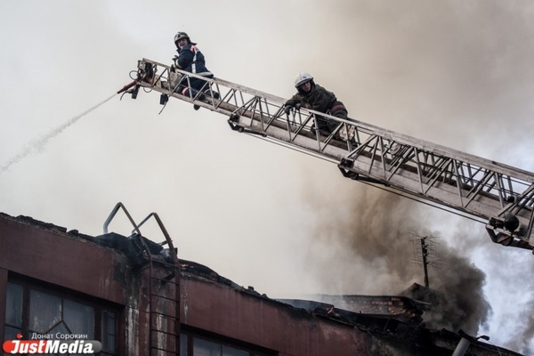 В Березовском ночью сгорела квартира в пятиэтажке - Фото 1