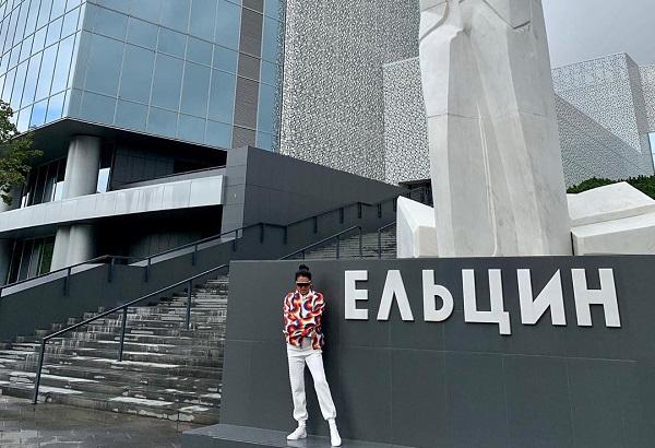 Нетребко прошлась по дождливому Екатеринбургу в белом костюме - Фото 1