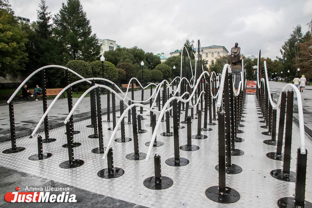 Мэрия Екатеринбурга отремонтирует поломанный световой фонтан в сквере Попова - Фото 1