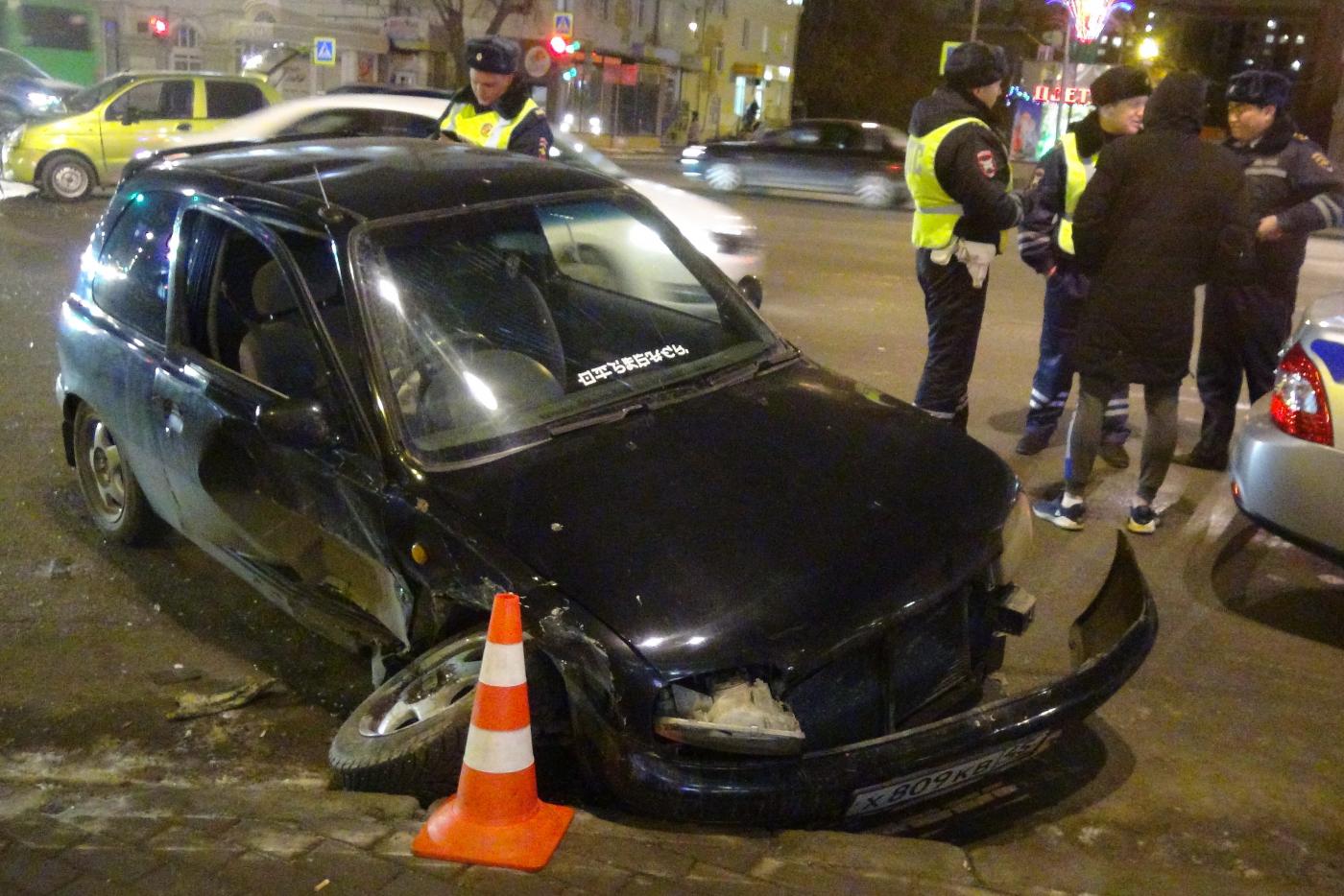 На Свердлова автоледи, нарушив ПДД, убрала с дороги еще одного нарушителя - Фото 1