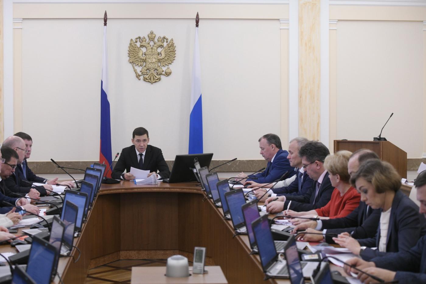 Куйвашев ориентировал свердловские предприятия на рост зарплат, а Ветлужских предложил увеличивать ее с опережением инфляции - Фото 1