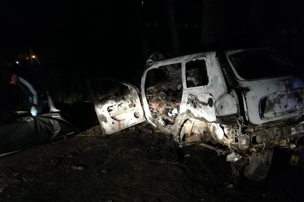 В Первоуральске от столкновения с деревом загорелся Hyundai. Погибли два человека - Фото 1