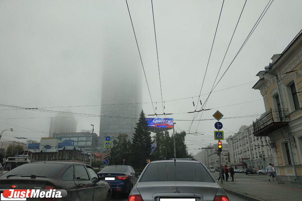 Из-за густого тумана в Кольцово не смогли приземлиться три самолета - Фото 1