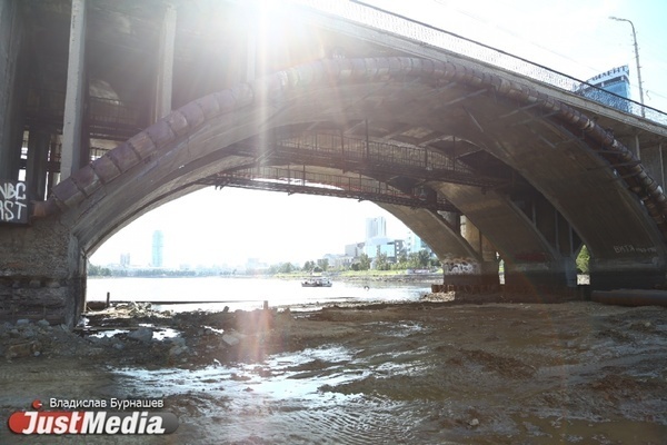 Следователи вскрыли пакет, висевший на Макаровском мосту. Что внутри? - Фото 1