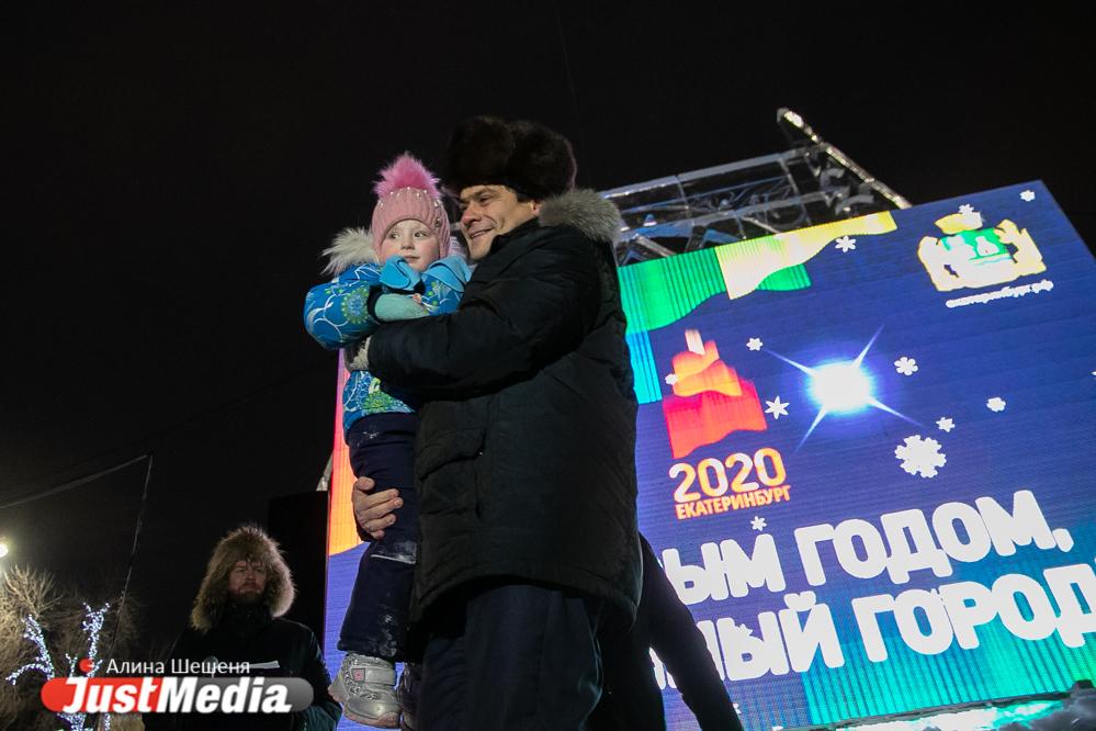 «В следующем году будем вместе думать, как расширить ледовый городок на Плотинке». Высокинский открыл главную елку Екатеринбурга - Фото 1