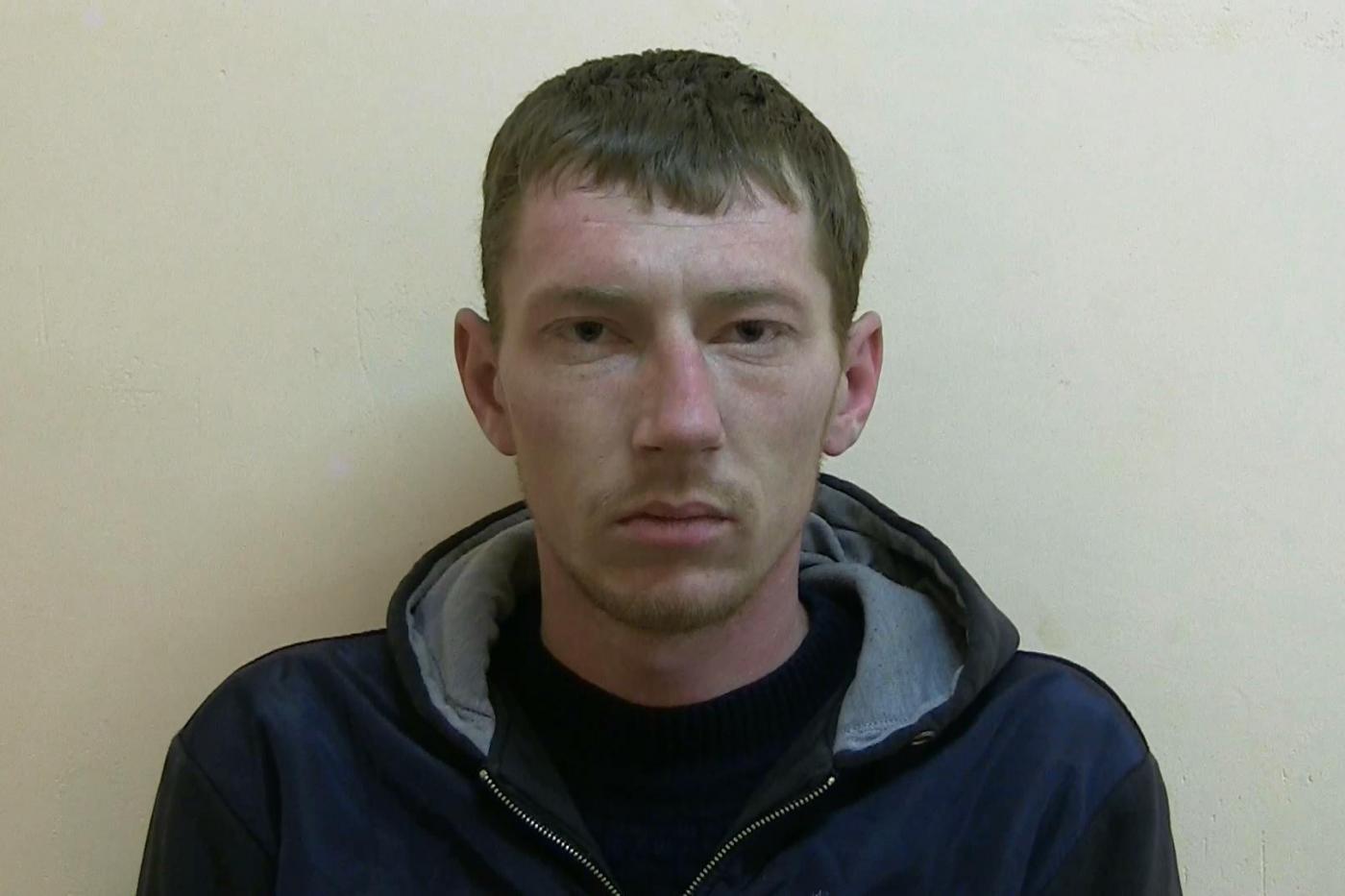 В Екатеринбурге дворники задержали мужчину, который угрожая продавцу ножом, пытался ограбить торговый павильон - Фото 1