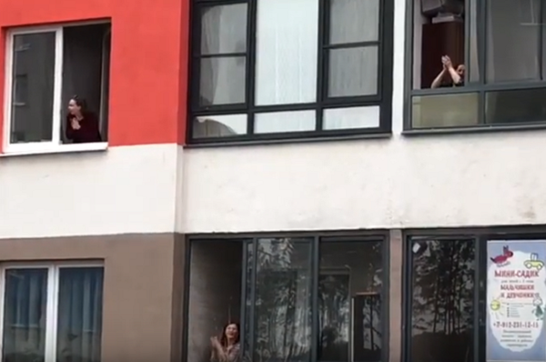 Жители Академа вышли на балконы поаплодировать врачам. ВИДЕО - Фото 1