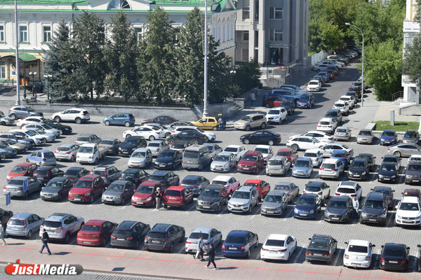 В Екатеринбурге закрыли парковку на площади 1905 года на месяц - Фото 1