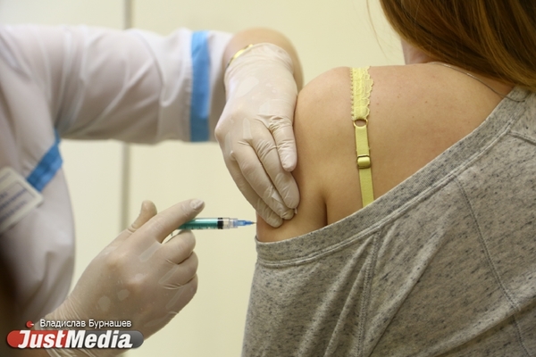 Микс гриппа и коронавируса может привести к трагическим последствиям. В Свердловской области началась сезонная прививочная кампания - Фото 1