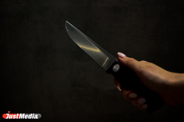 Россиянка случайно пырнула ножом сына во время нарезки салата - Фото 1