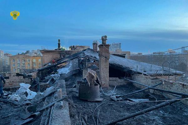 Крыша жилого дома в Москве загорелась из-за замыкания в система антиобледенителя - Фото 1
