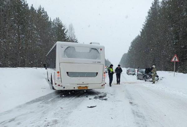 На трассе недалеко от Североуральска произошло ДТП с пассажирским автобусом - Фото 1