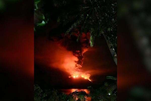 Более 800 человек эвакуировали в Индонезии из-за извержения вулкана Руанг - Фото 1