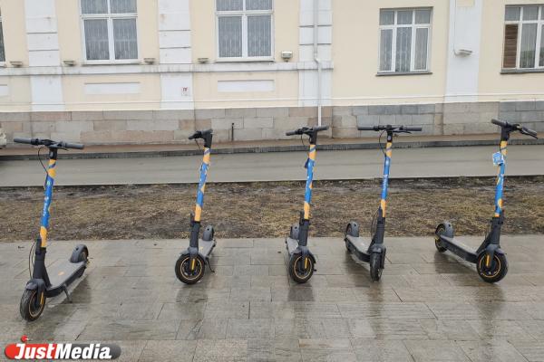 В центре Екатеринбурга подрались пешеходы и электросамокатчики - Фото 1