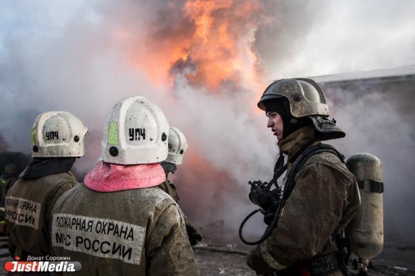 В Омске при перекачке растворителя загорелись три емкости с нефтепродуктами - Фото 1