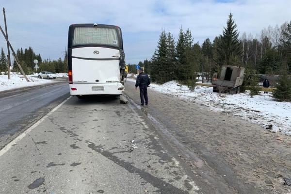 Под Североуральском в ДТП столкнулись автобус и два грузовика - Фото 1