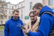 Алексей Вихарев и волонтеры провели субботник в больничном сквере