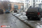 В мэрии Екатеринбурга рассказали, сколько автохамов получили штрафы за парковку на газонах