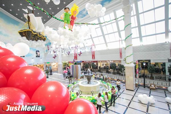 В центе Екатеринбурга появилась инсталляция-сказка о Питере Пэне из ста тысяч воздушных шаров - Фото 2