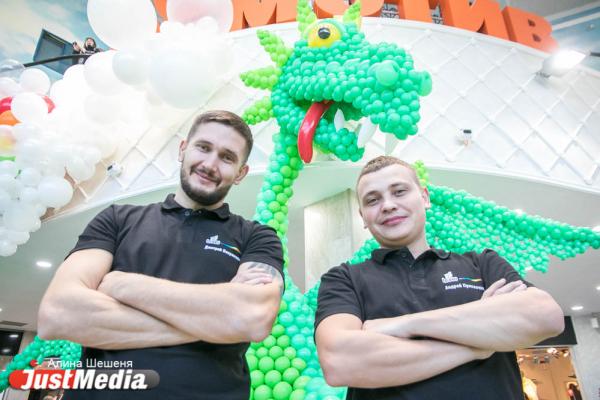 В центе Екатеринбурга появилась инсталляция-сказка о Питере Пэне из ста тысяч воздушных шаров - Фото 5