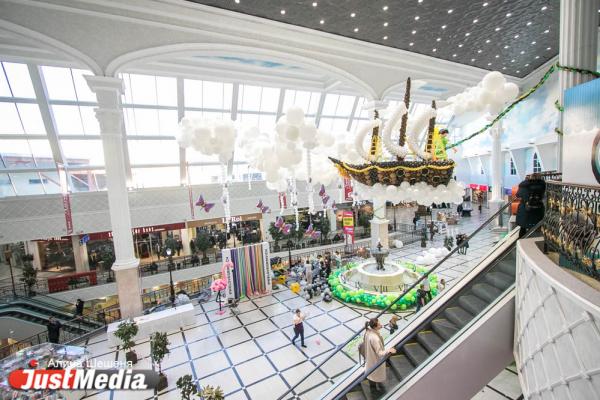 В центе Екатеринбурга появилась инсталляция-сказка о Питере Пэне из ста тысяч воздушных шаров - Фото 9