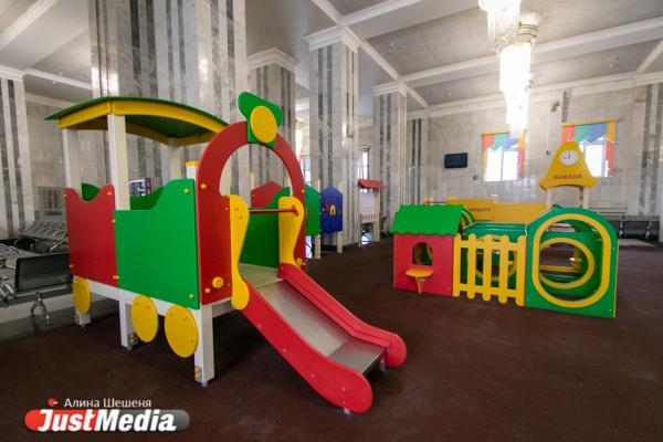 Картинная галерея с фонтаном, рестораны и детская игровая зона. Как изменился ЖД-вокзал Екатеринбурга за несколько лет - Фото 17