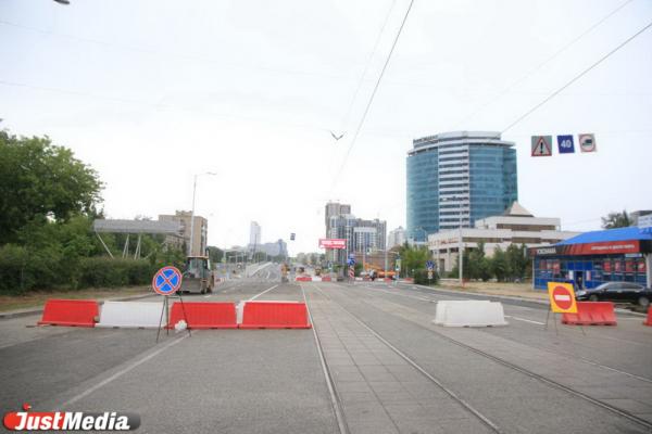 По Челюскинцев из-за открытия Макаровского моста массово эвакуируют припаркованные машины - Фото 2