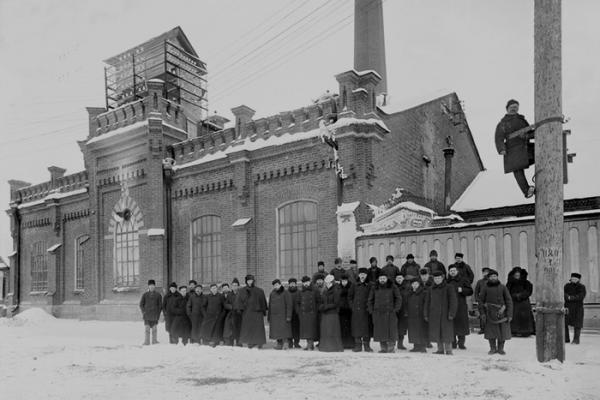 С появлением первой электростанции с восьмигранной трубой в конце XIX века в Екатеринбурге начали отказываться от керосиновых фонарей  - Фото 4