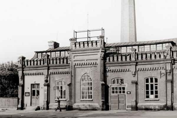 С появлением первой электростанции с восьмигранной трубой в конце XIX века в Екатеринбурге начали отказываться от керосиновых фонарей  - Фото 8