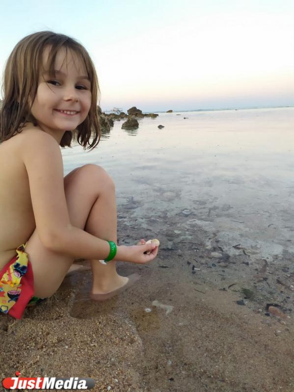 Маша Борисевич, 5 лет: «Привет из Египта. Тут солнечно, но один раз был дождь». А в Екатеринбурге -4 градуса и сильный снег - Фото 7