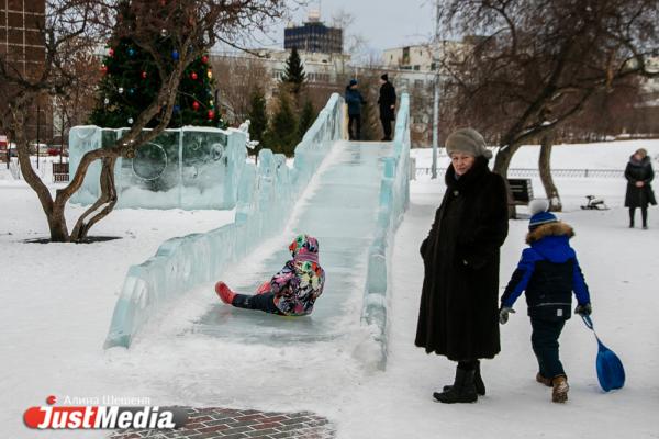 Смотрим, как выглядят районные ледовые городки Екатеринбурга - Фото 4