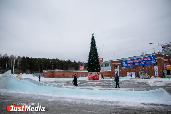 Смотрим, как выглядят районные ледовые городки Екатеринбурга - Фото 6