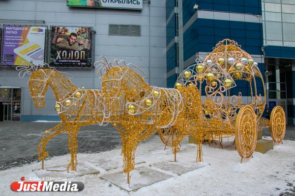 Смотрим, как выглядят районные ледовые городки Екатеринбурга - Фото 11