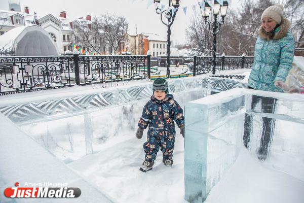Смотрим, как выглядят районные ледовые городки Екатеринбурга - Фото 18