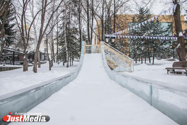 Смотрим, как выглядят районные ледовые городки Екатеринбурга - Фото 19