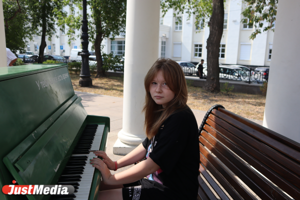 София Захарова, школьница: «Люблю гулять по парку и есть мороженое» В Екатеринбурге +27 градусов - Фото 5